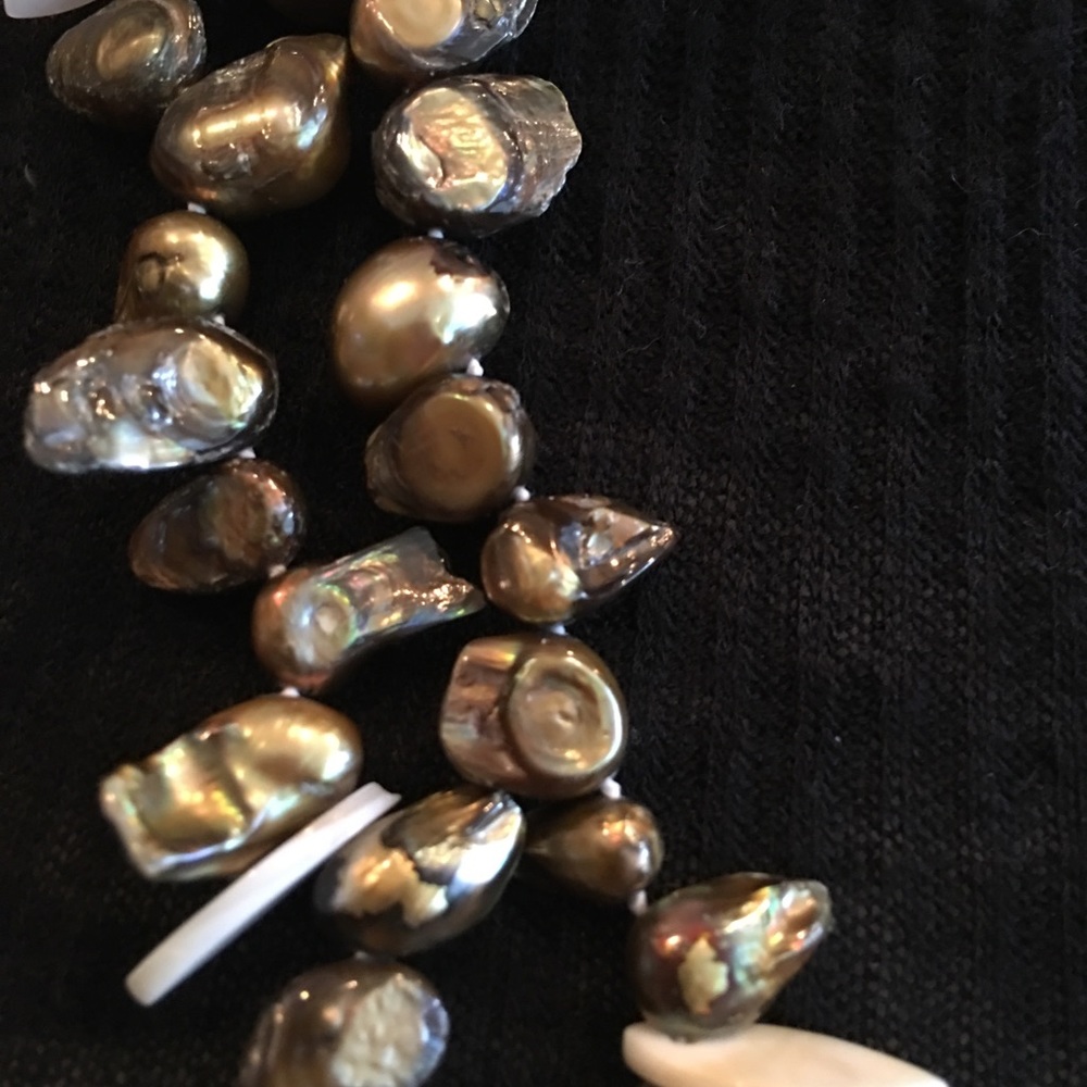 Lacquered Shell Necklace - Picture 3 of 4